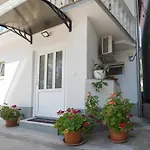 Split Private House - Terrace, Free Parking & Comfort